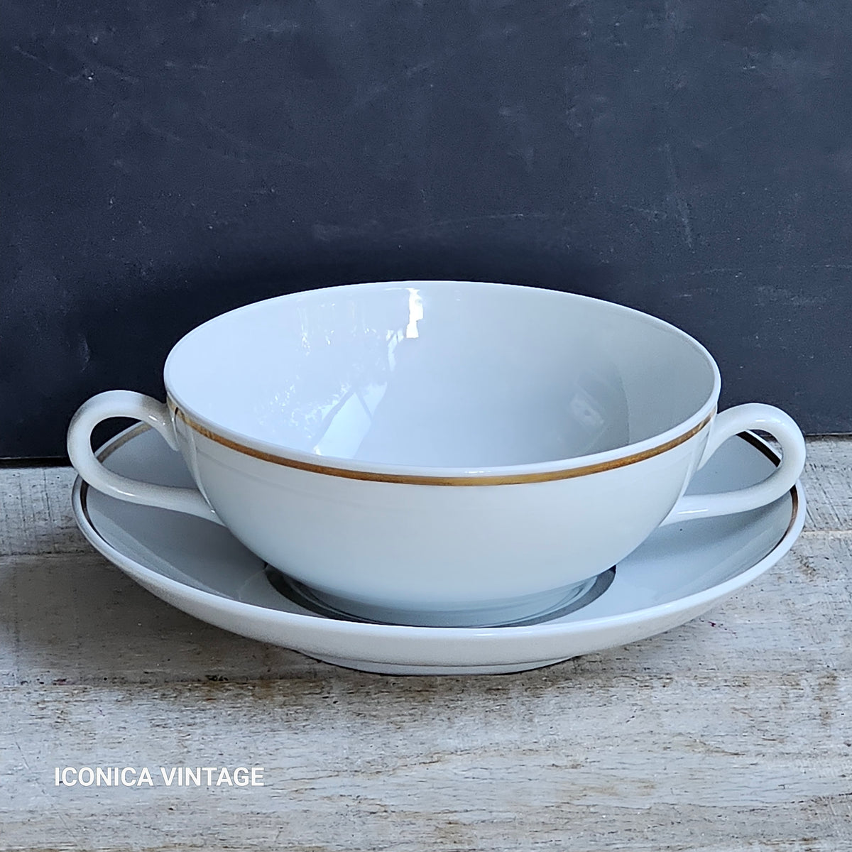 Las tazas de consomé de porcelana"imparciales"