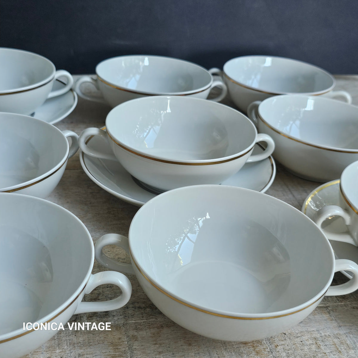 Las tazas de consomé de porcelana"imparciales"