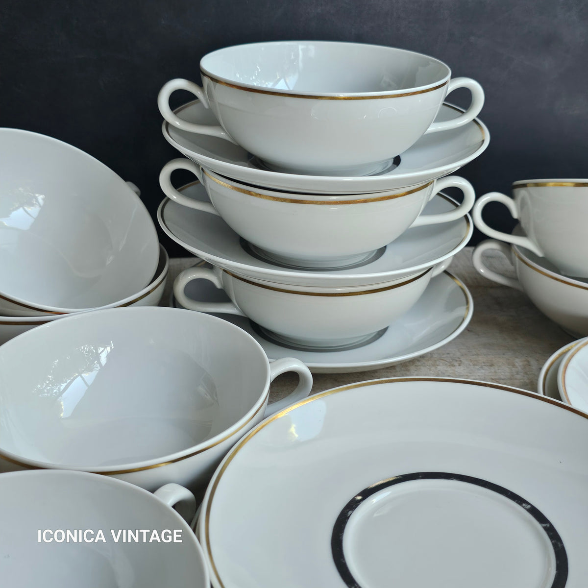 Las tazas de consomé de porcelana"imparciales"