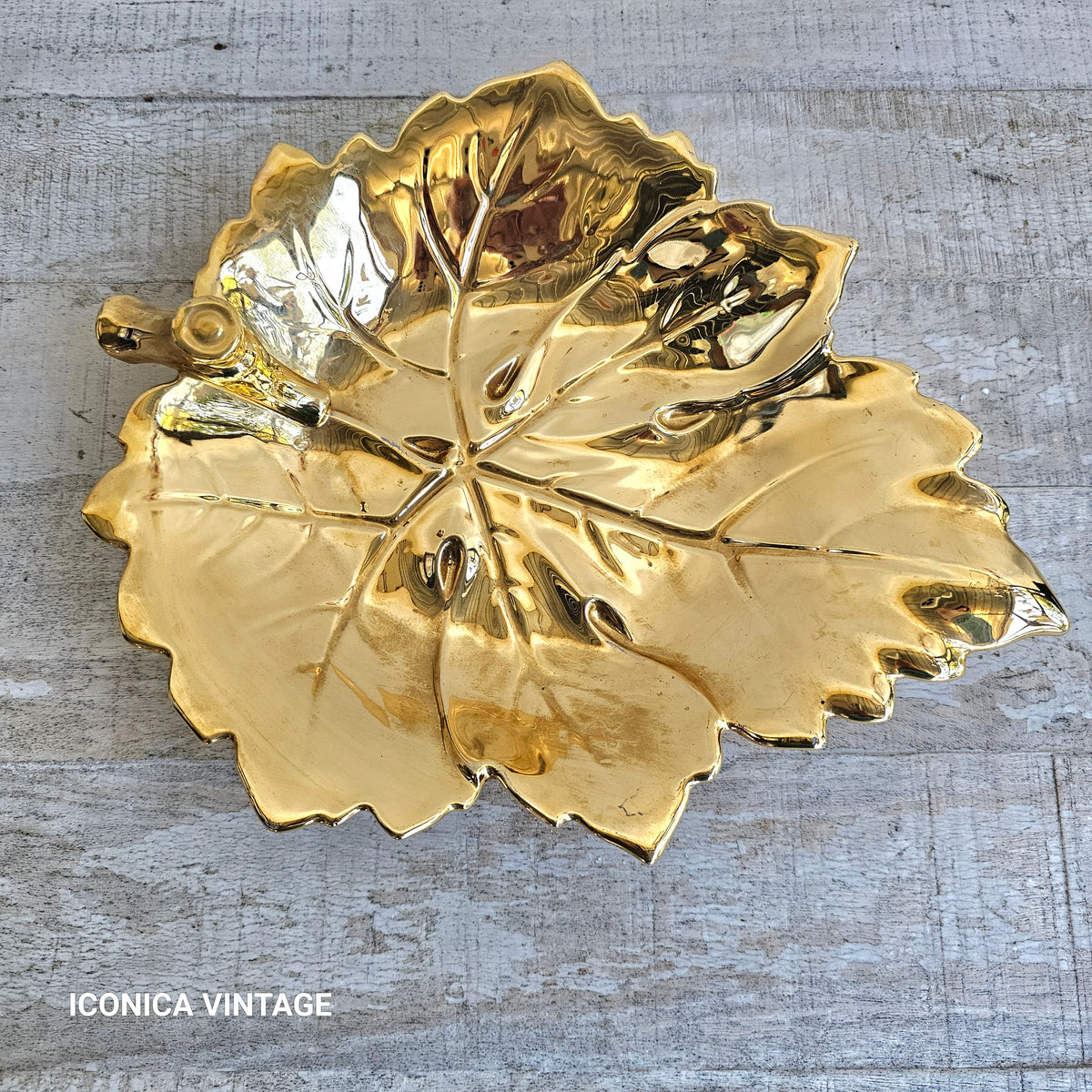 Fuente de porcelana dorada en forma de hoja Francia siglo XX
