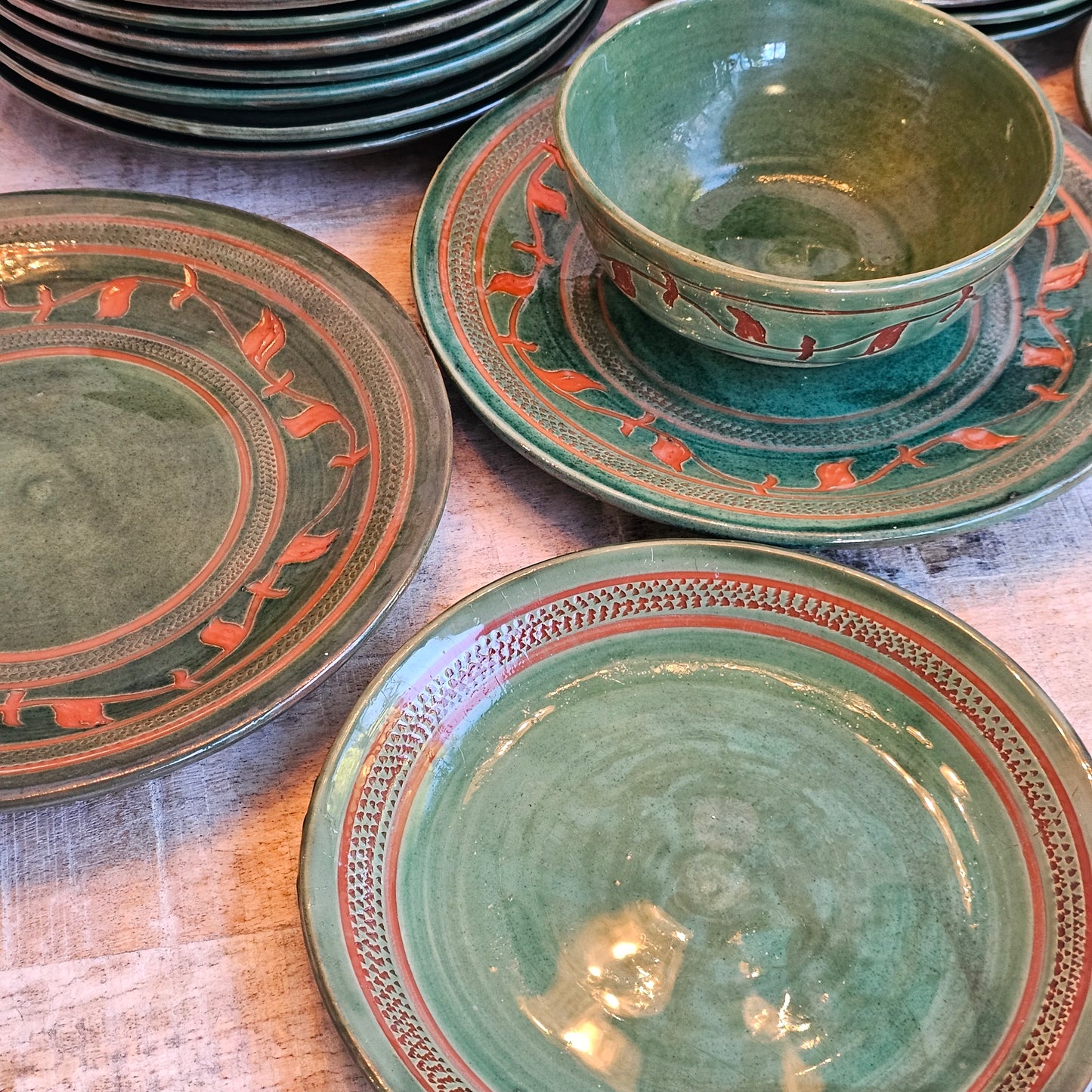 Vajilla de cerámica artesanal sueca