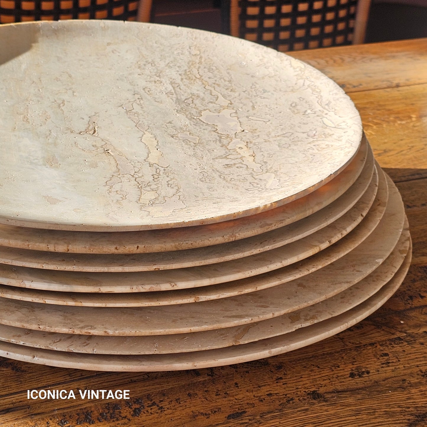 Bajoplatos de mármol travertino