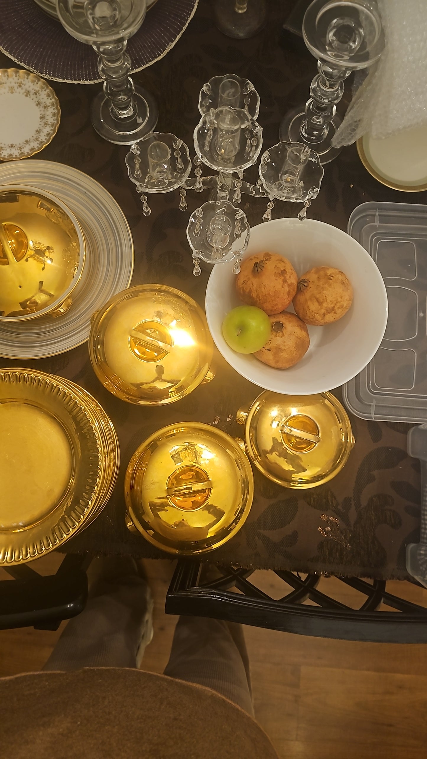 Set de dos recipientes pequeños de porcelana con tapa,  color oro