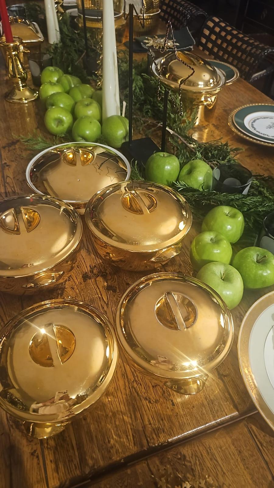 Set de dos recipientes pequeños de porcelana con tapa,  color oro