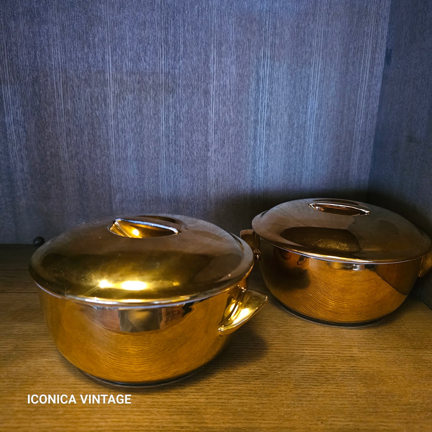 Set de dos recipientes pequeños de porcelana con tapa,  color oro