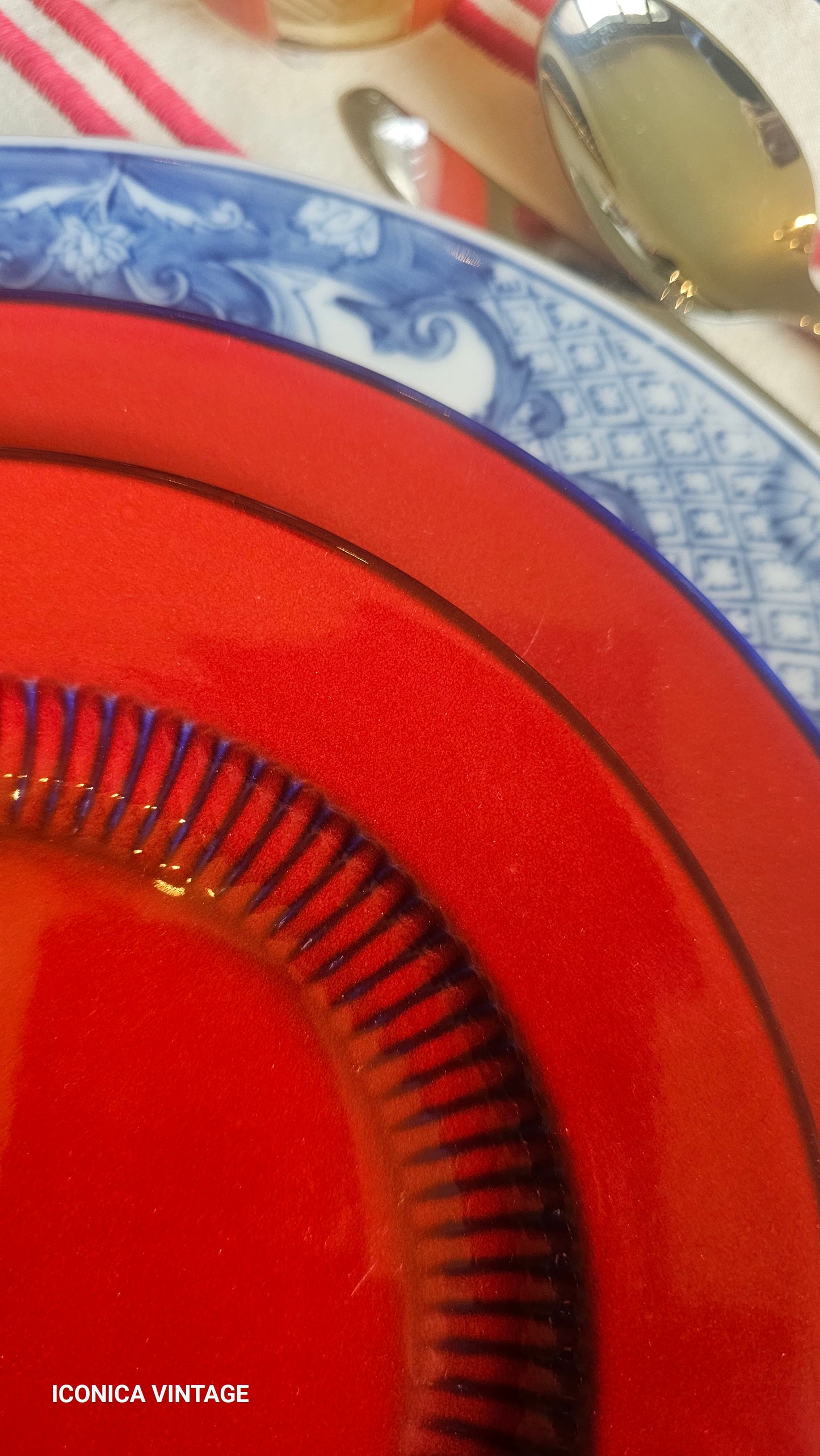 Vajilla roja y azul de porcelana alemana