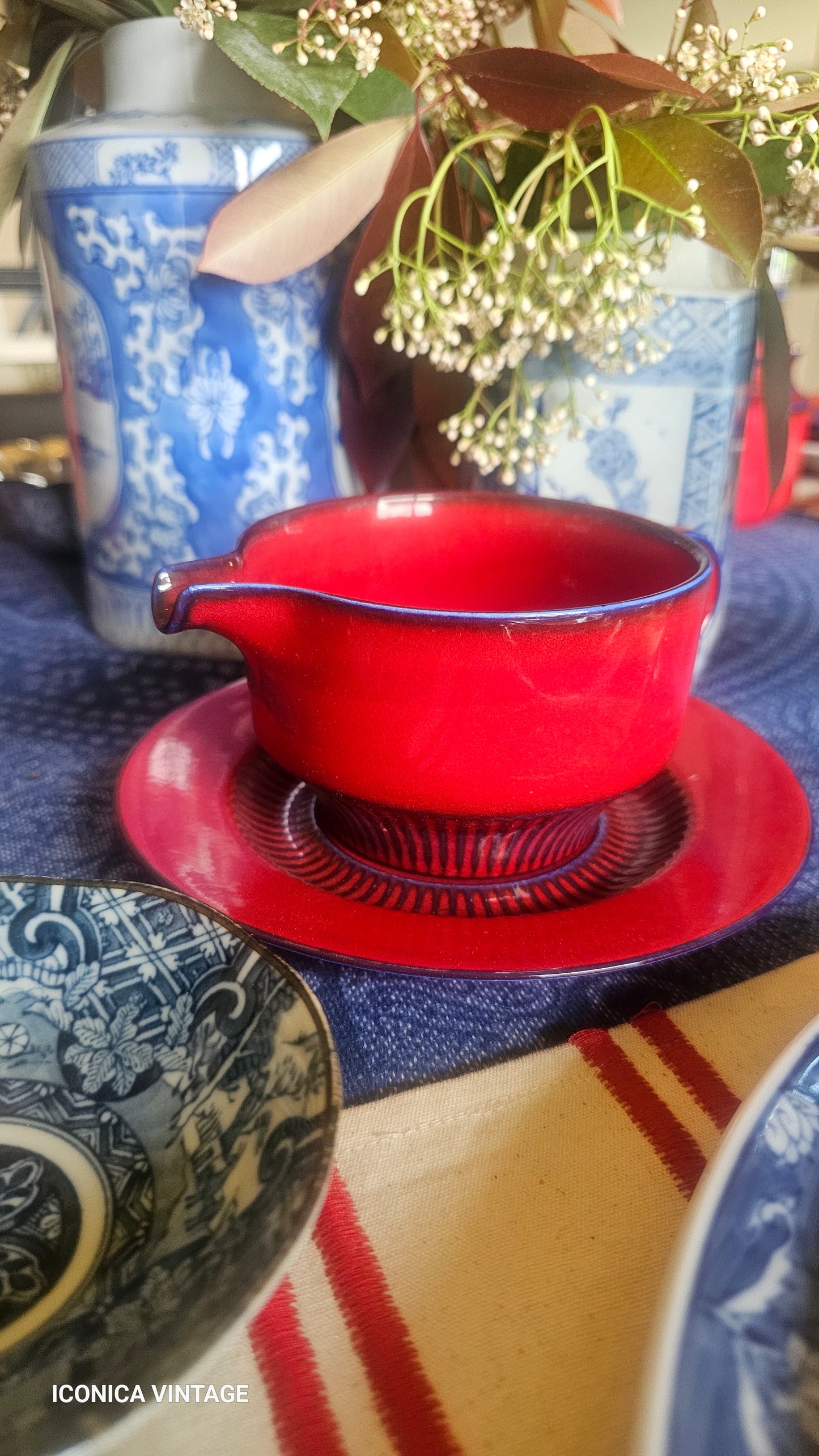 Vajilla roja y azul de porcelana alemana