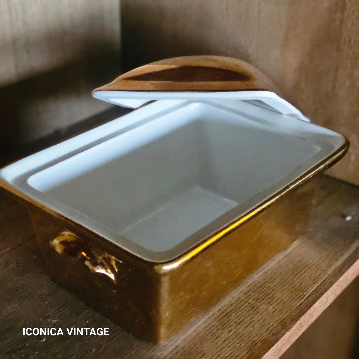 Recipiente rectangular de porcelana esmaltada en oro