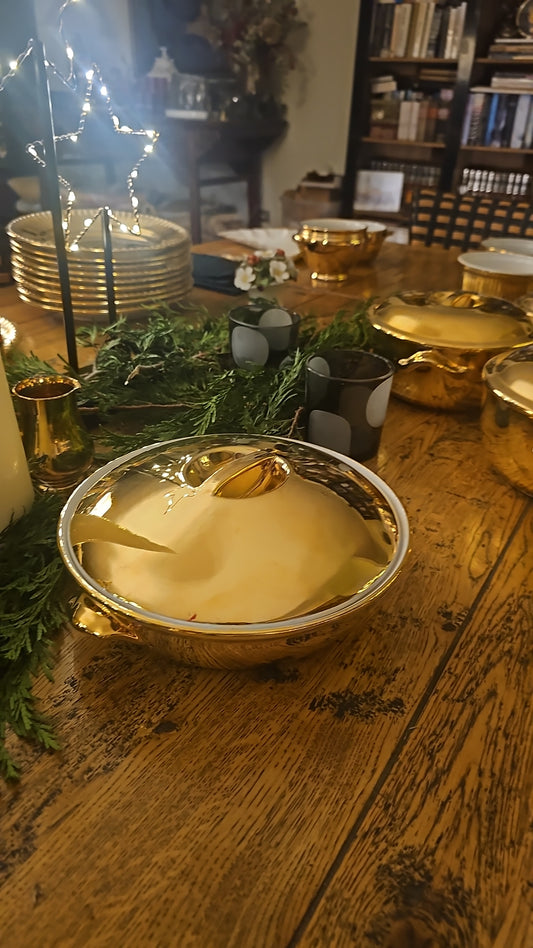 Legumbrera de porcelana inglesa esmaltada en color oro