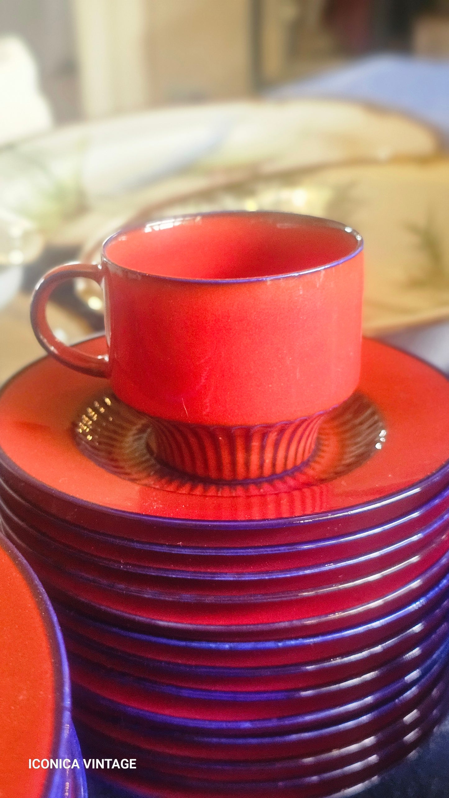Vajilla roja y azul de porcelana alemana
