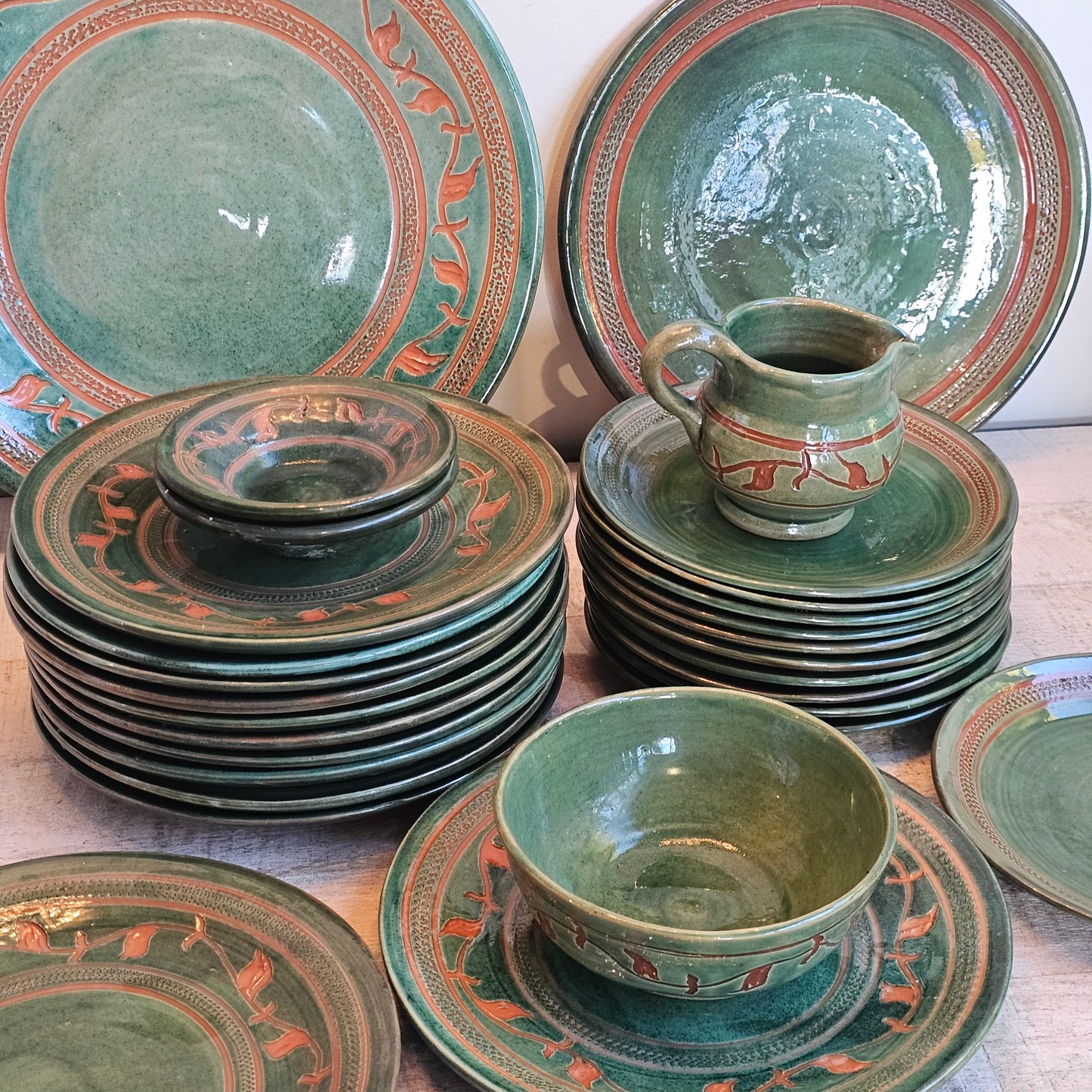 Vajilla de cerámica artesanal sueca