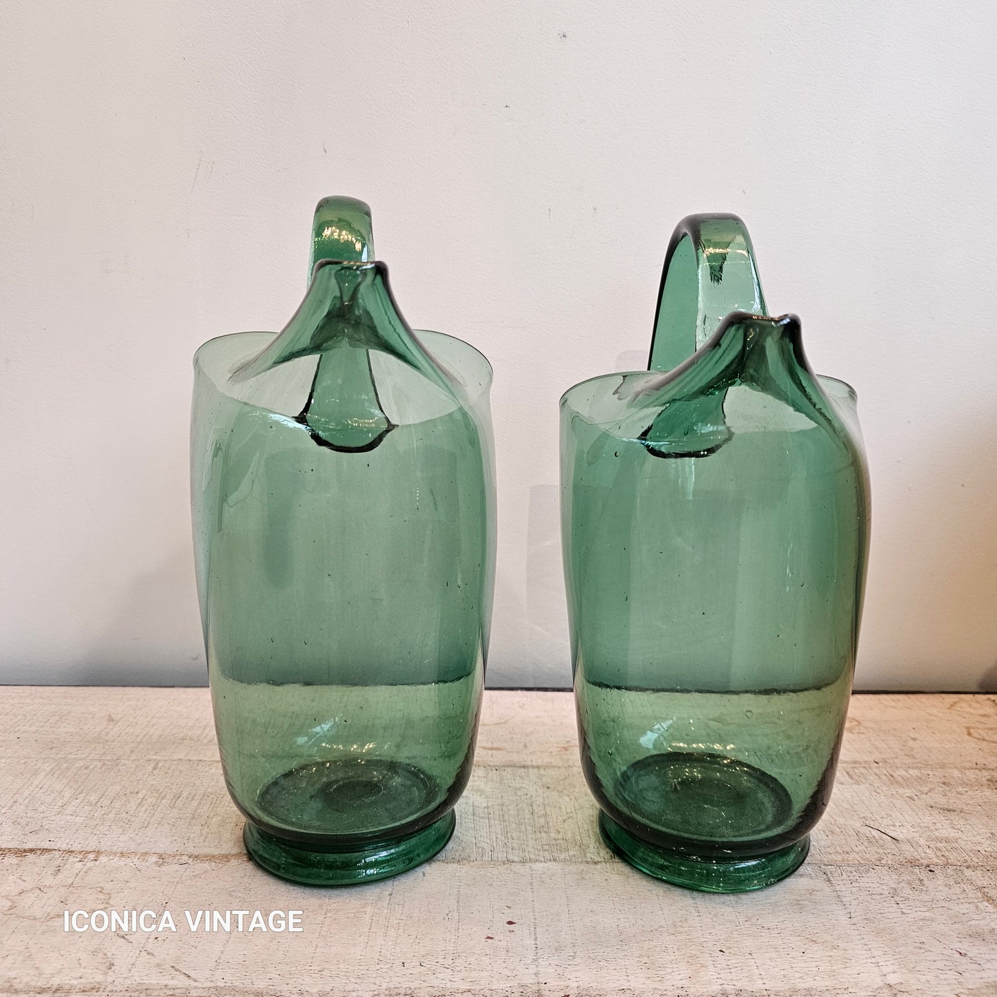 Pareja de jarras de cristal verde sopladas en boca