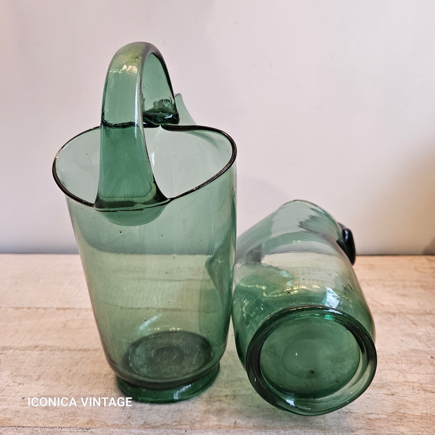 Pareja de jarras de cristal verde sopladas en boca