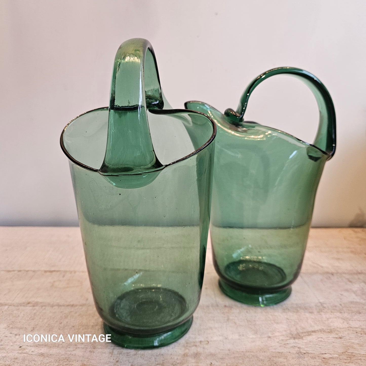 Pareja de jarras de cristal verde sopladas en boca