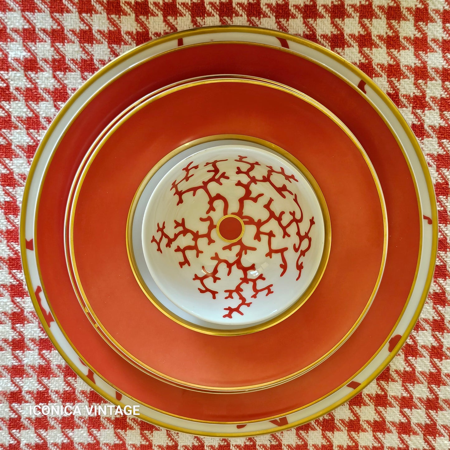 La vajilla coral rojo original de Alberto Pinto para 6