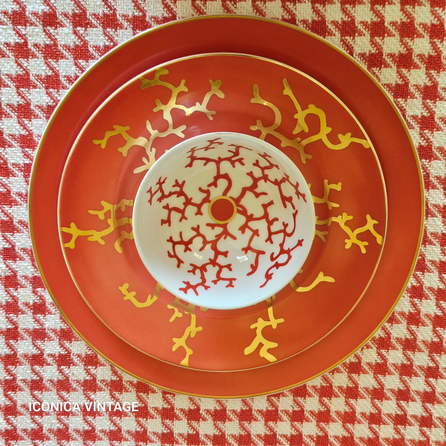 La vajilla coral rojo original de Alberto Pinto para 6