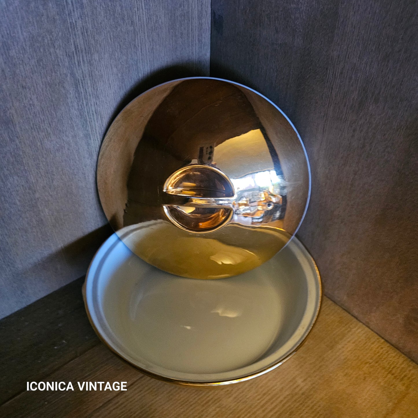 Legumbrera de porcelana inglesa esmaltada en color oro