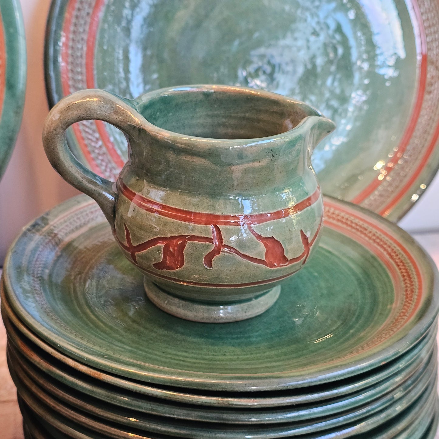 Vajilla de cerámica artesanal sueca