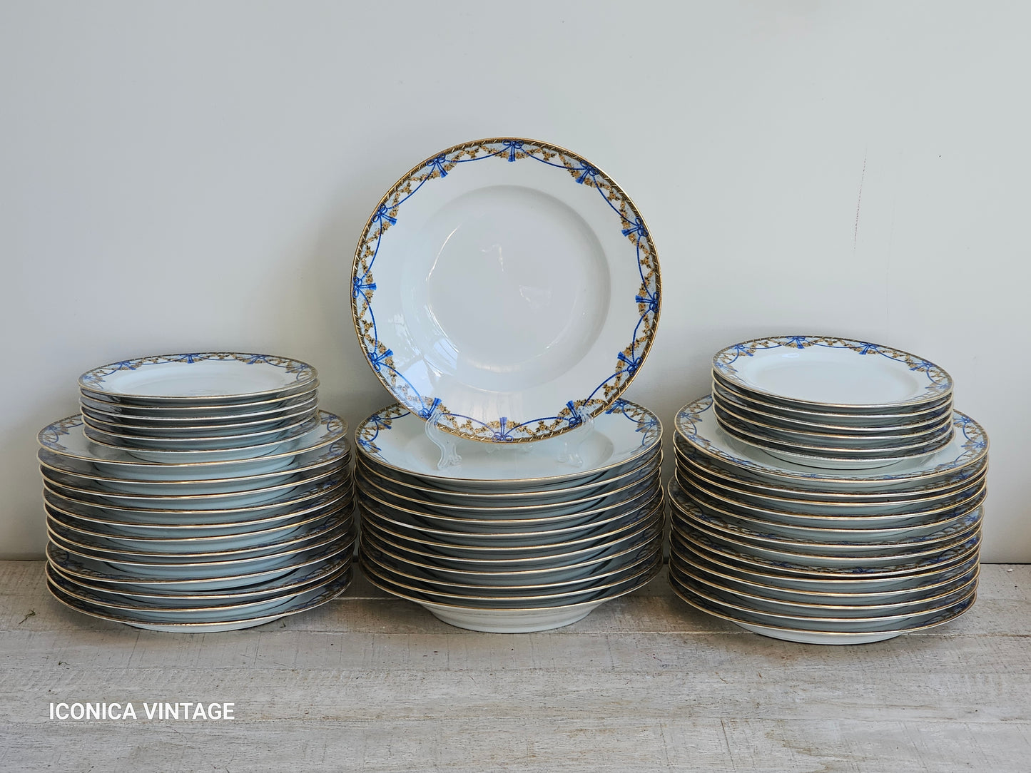 Gran vajilla de Limoges decorada en azul y oro