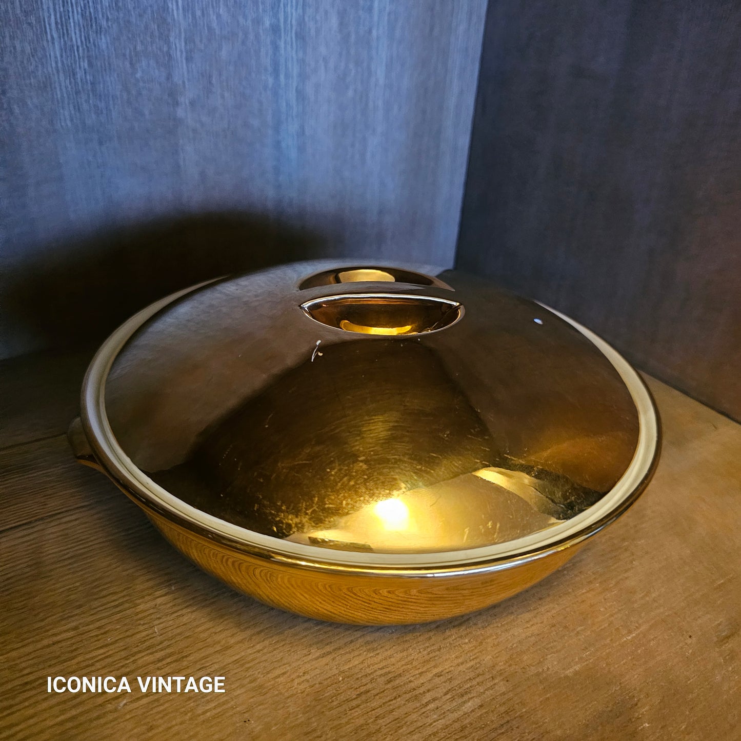 Legumbrera de porcelana inglesa esmaltada en color oro