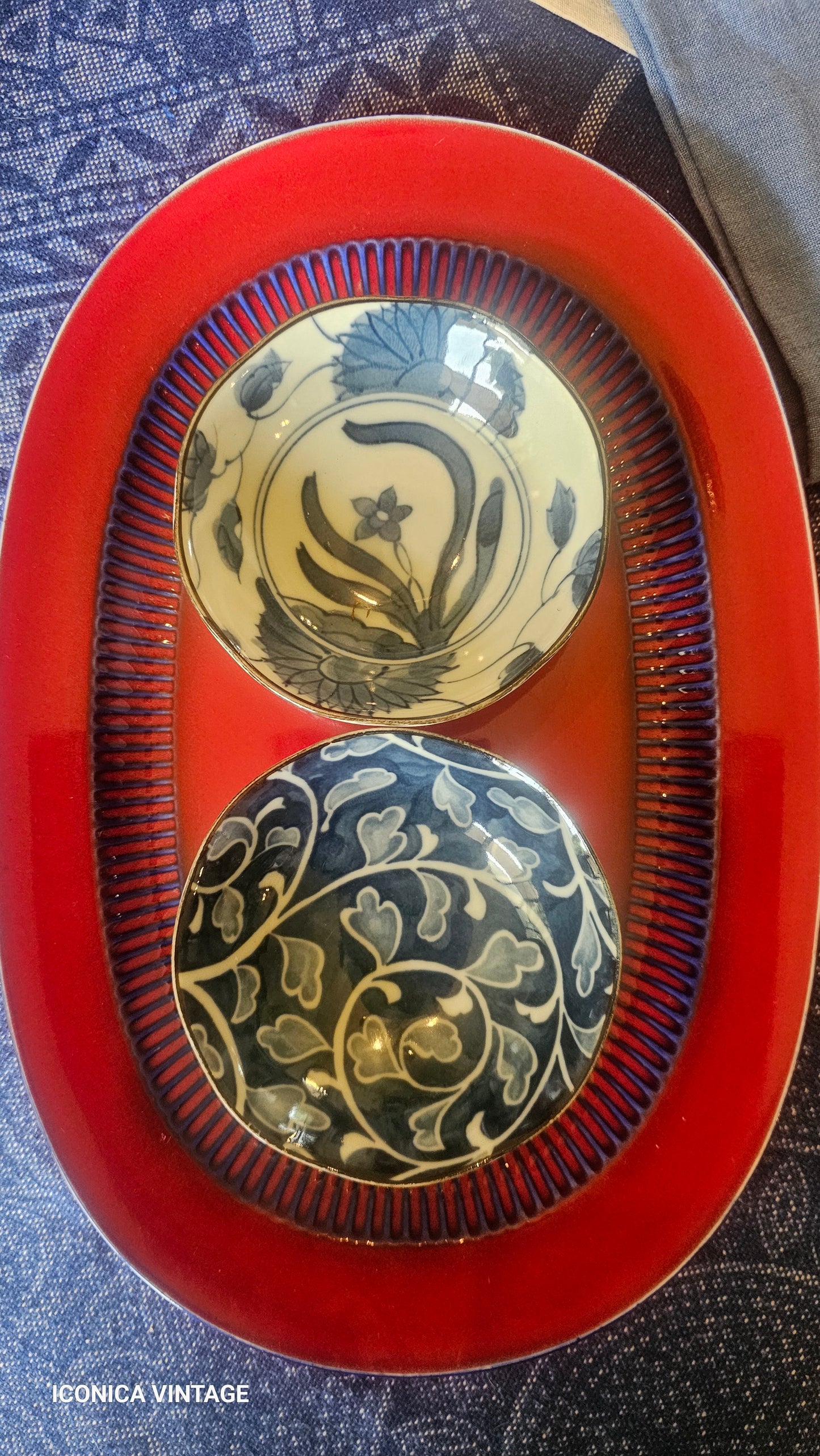 Vajilla roja y azul de porcelana alemana