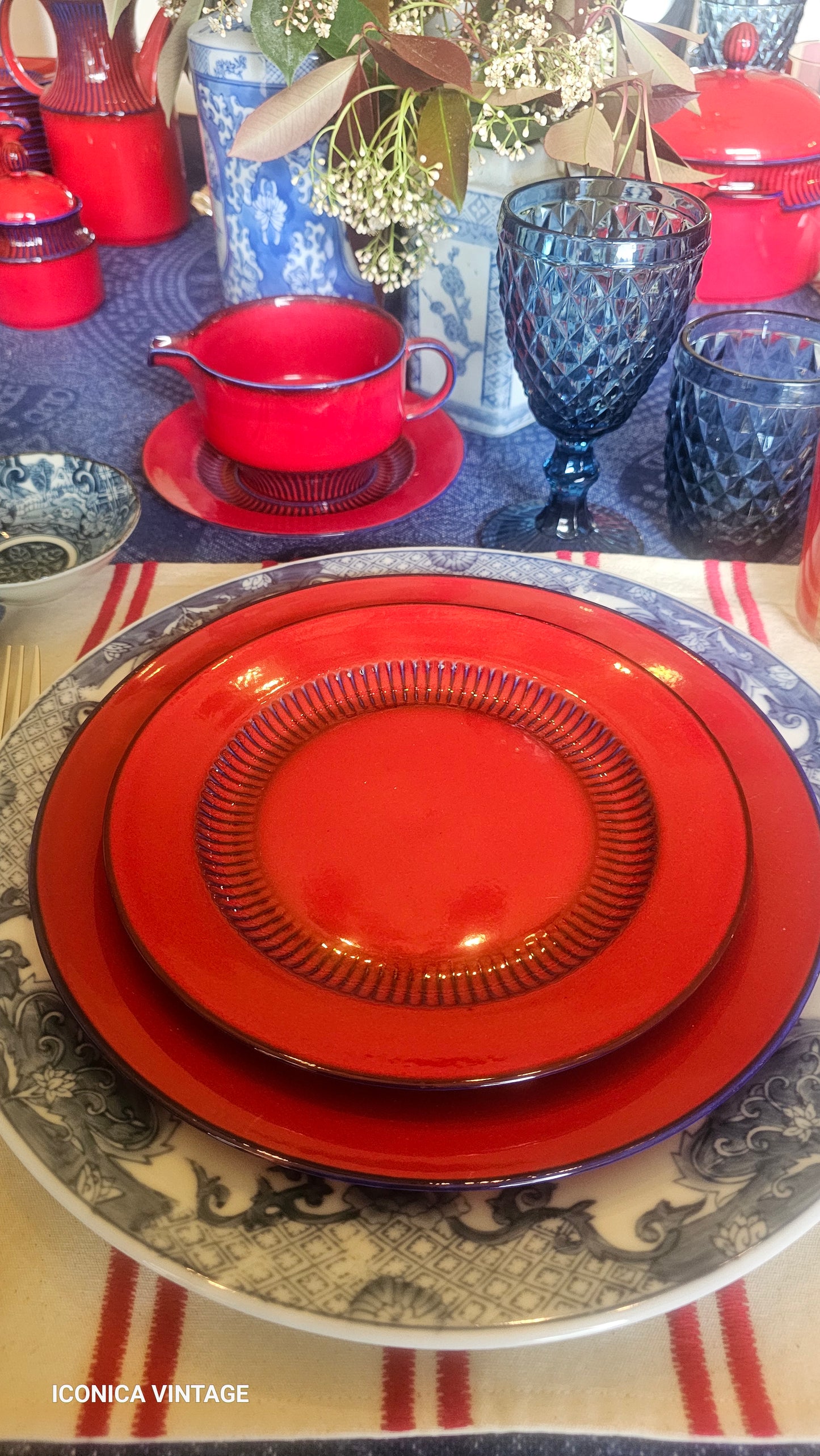 Vajilla roja y azul de porcelana alemana