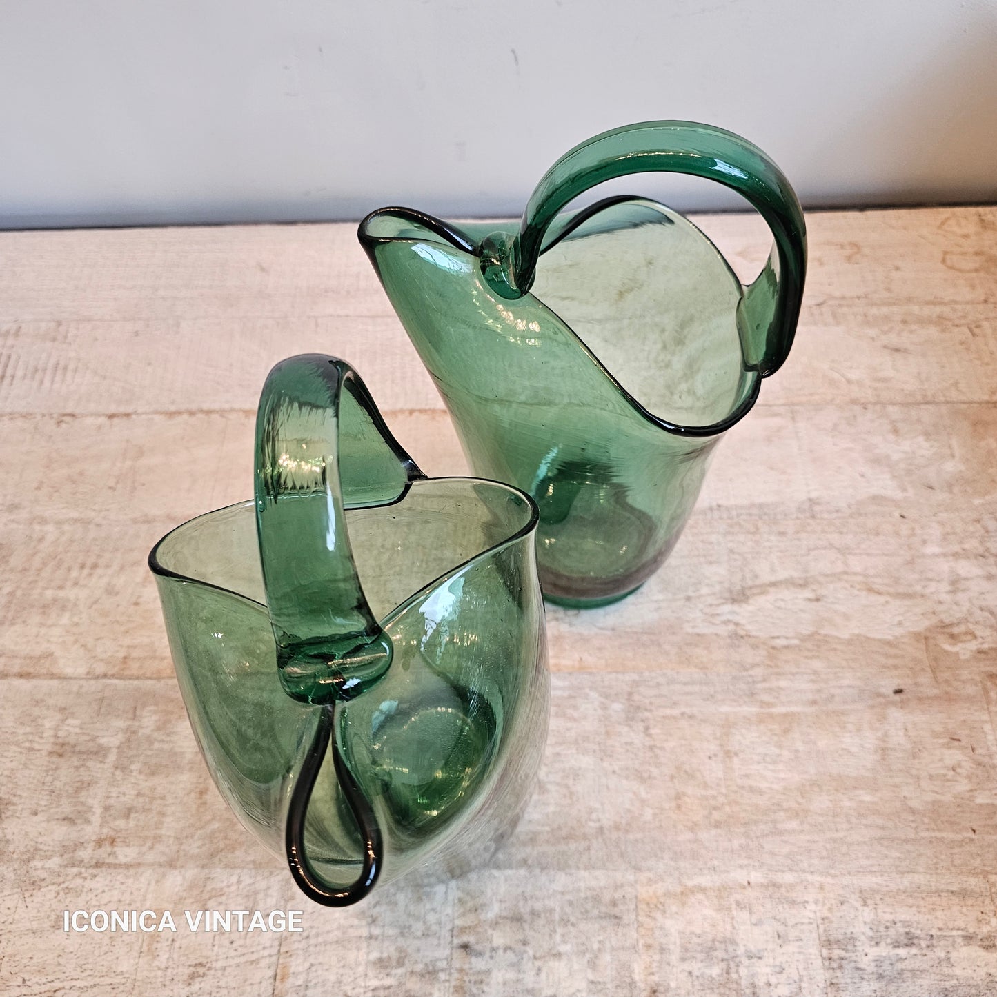 Pareja de jarras de cristal verde sopladas en boca
