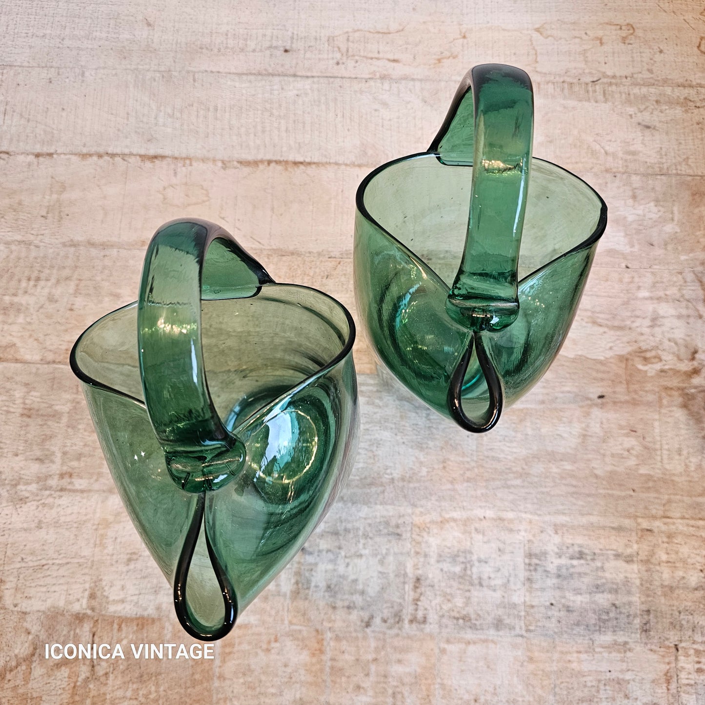 Pareja de jarras de cristal verde sopladas en boca