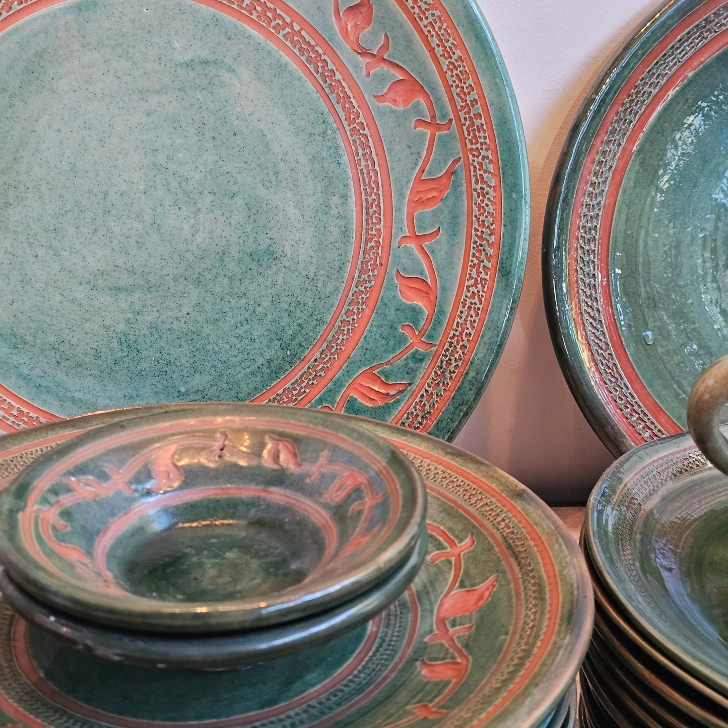 Vajilla de cerámica artesanal sueca