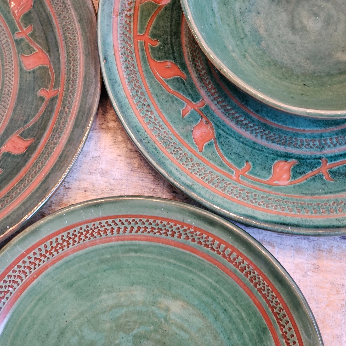 Vajilla de cerámica artesanal sueca