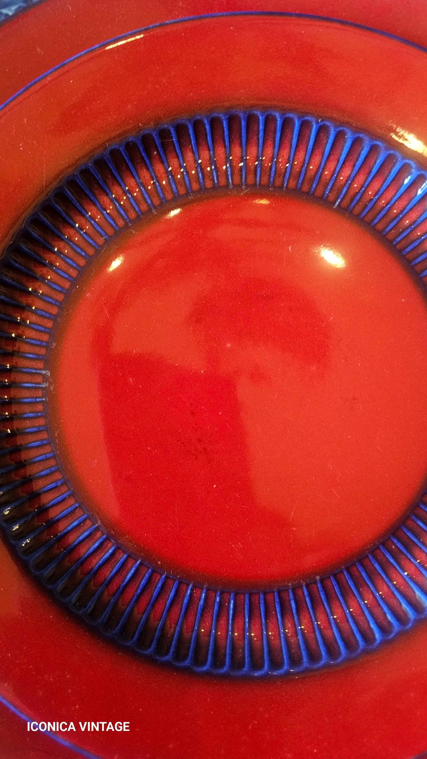 Vajilla roja y azul de porcelana alemana