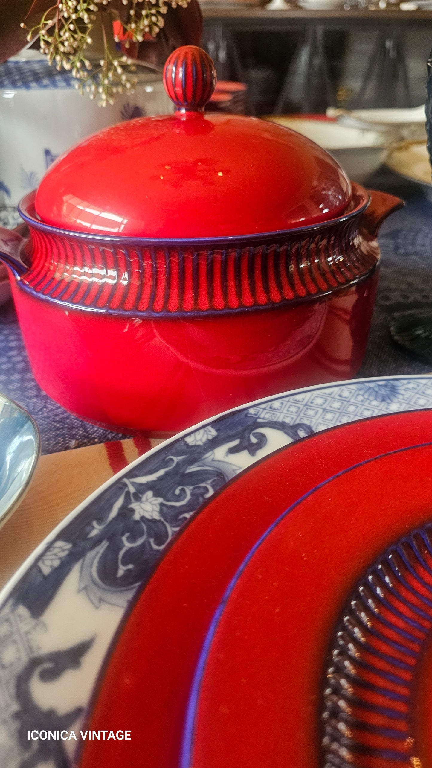 Vajilla roja y azul de porcelana alemana