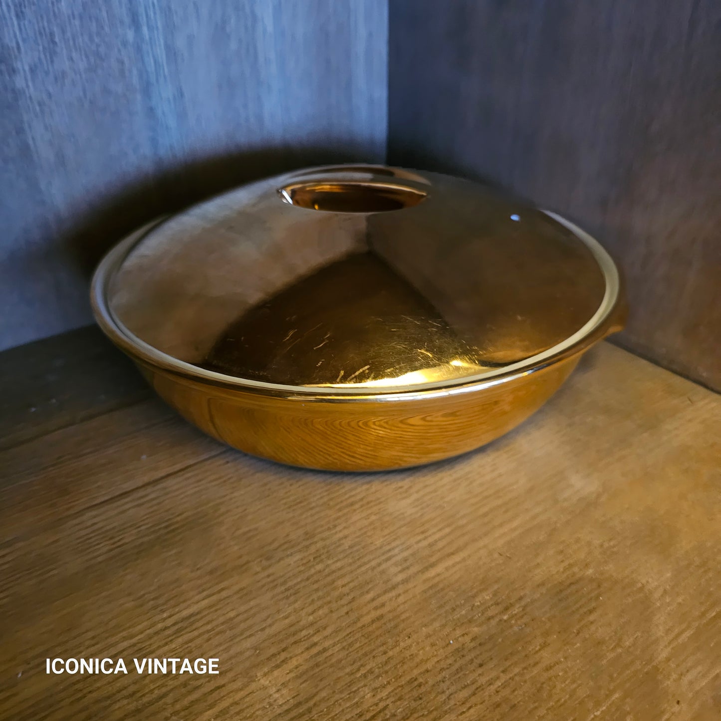 Legumbrera de porcelana inglesa esmaltada en color oro