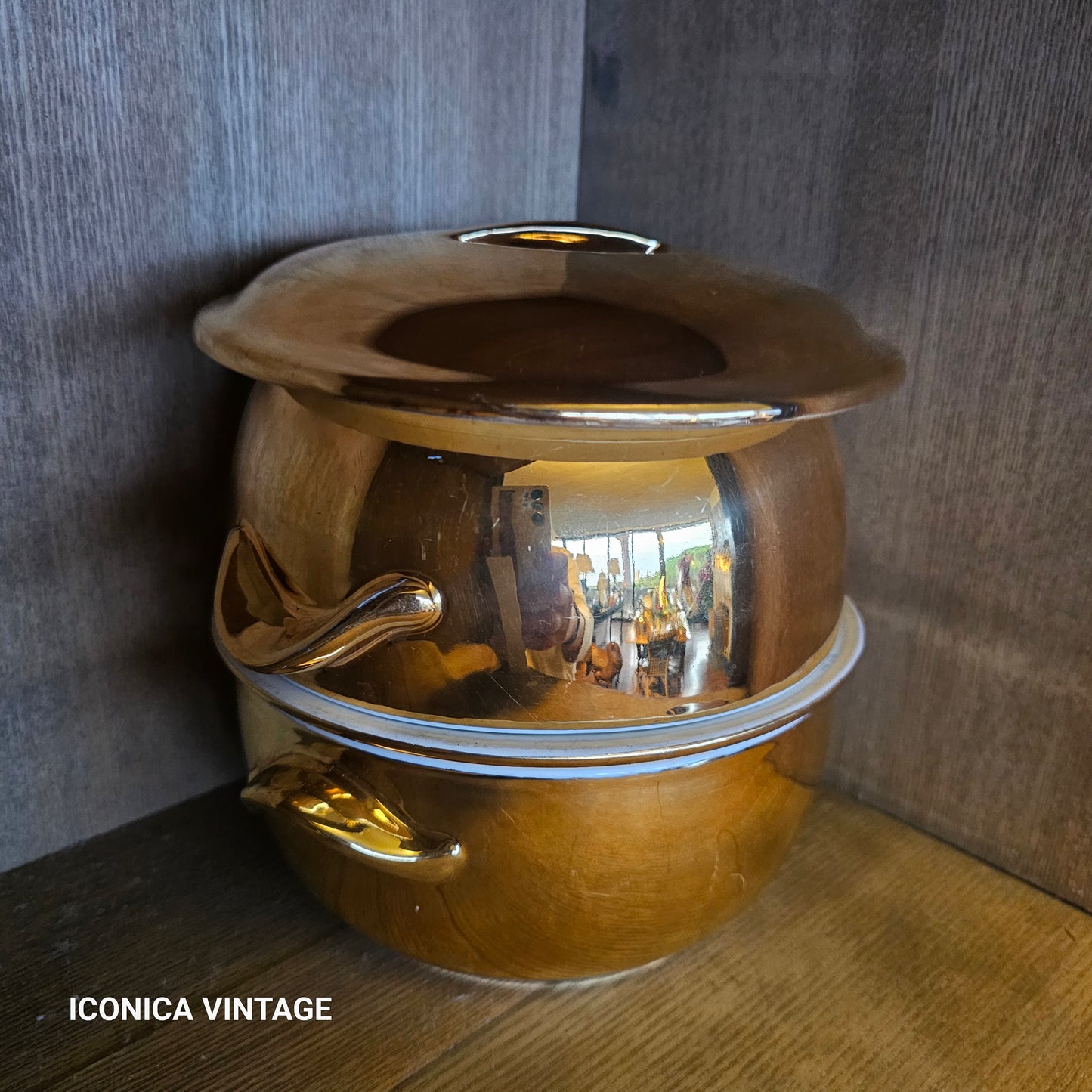 Set de dos recipientes pequeños de porcelana con tapa,  color oro