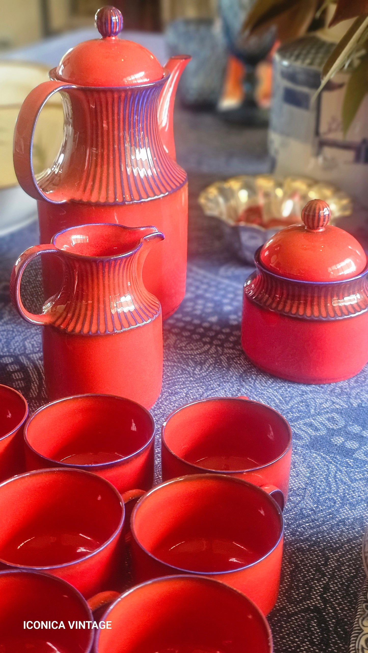 Vajilla roja y azul de porcelana alemana