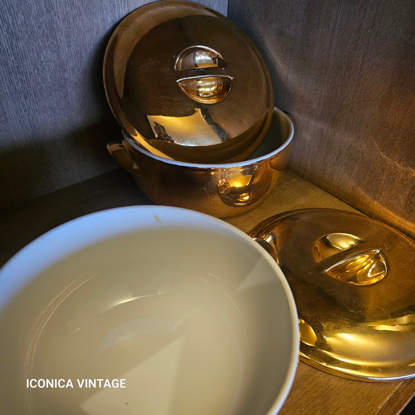 Set de dos recipientes pequeños de porcelana con tapa,  color oro