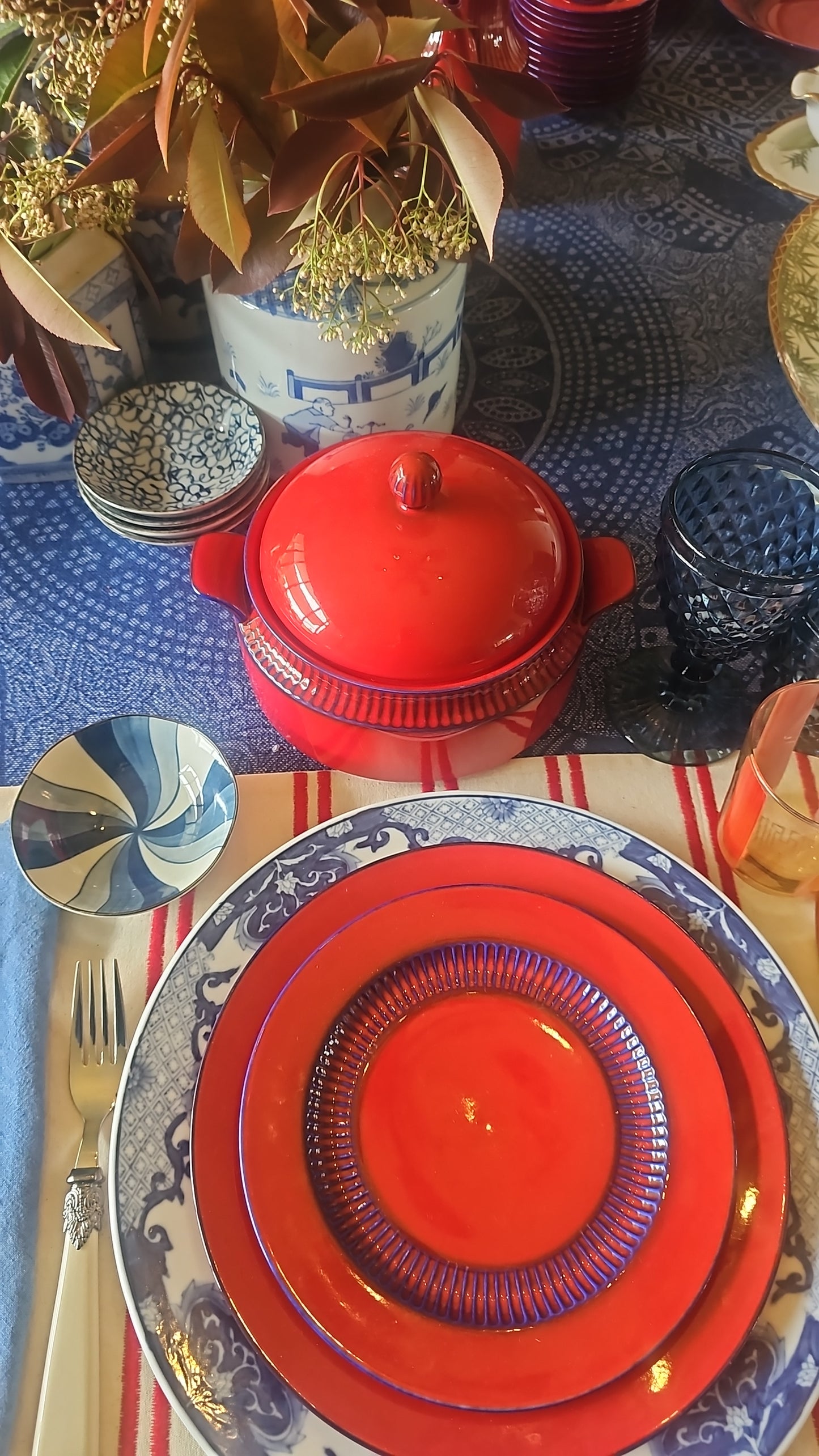 Vajilla roja y azul de porcelana alemana