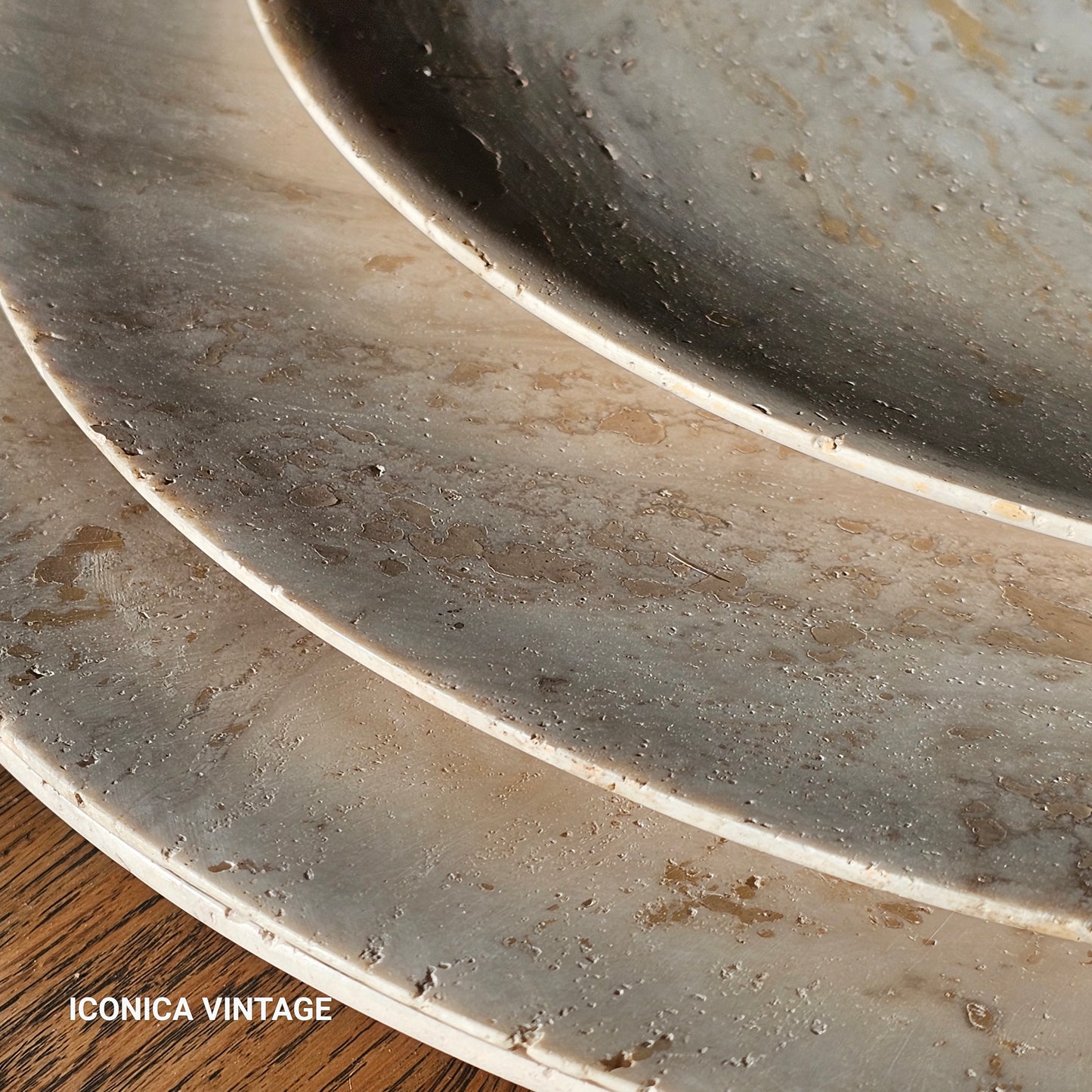 Bajoplatos de mármol travertino