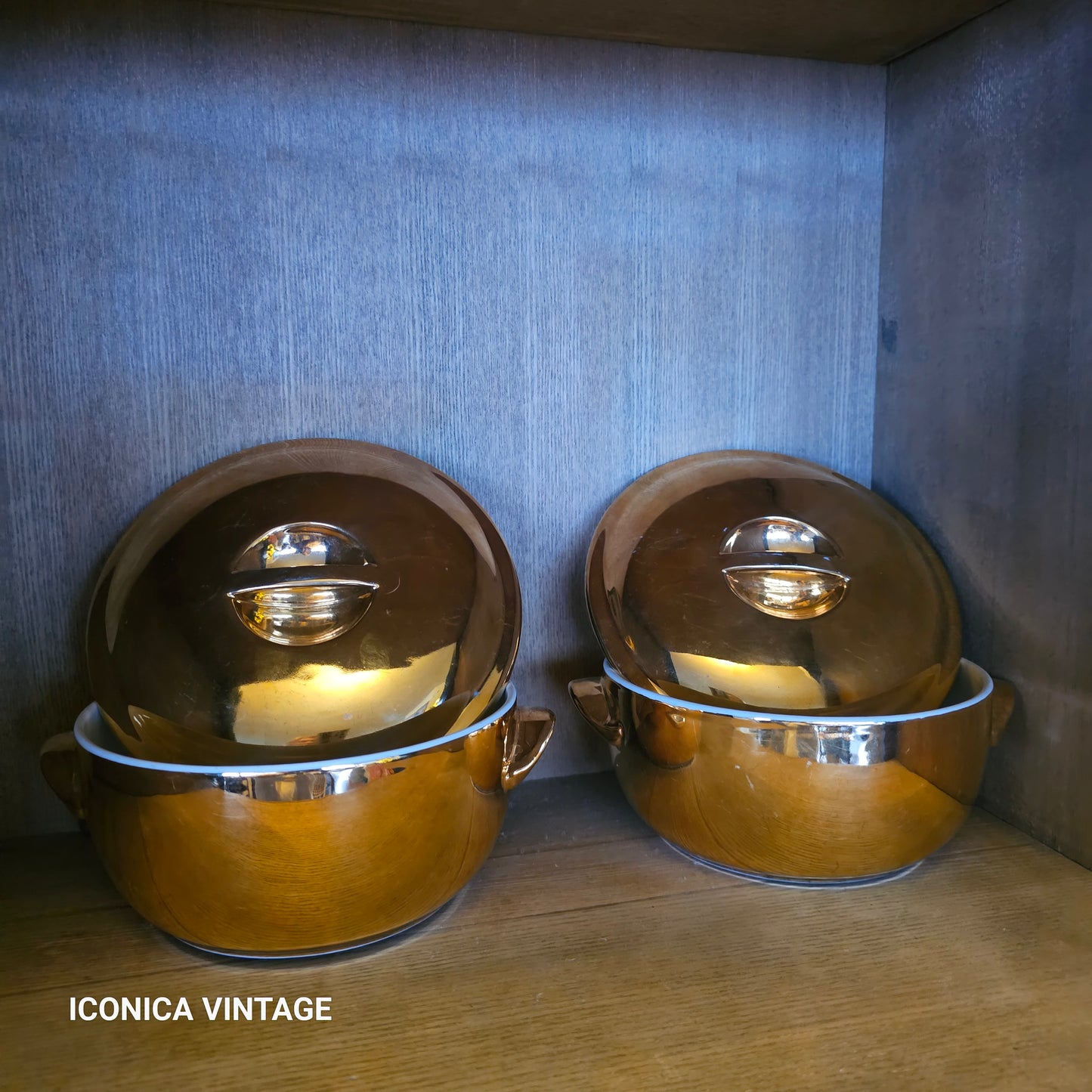 Set de dos recipientes pequeños de porcelana con tapa,  color oro