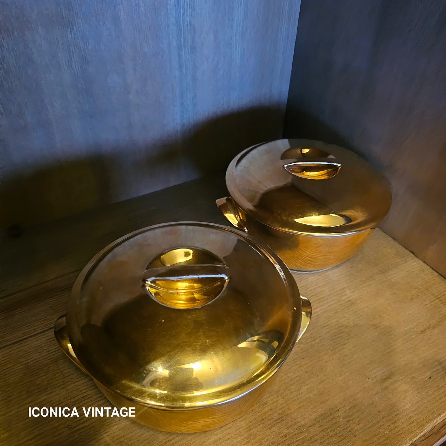 Set de dos recipientes pequeños de porcelana con tapa,  color oro