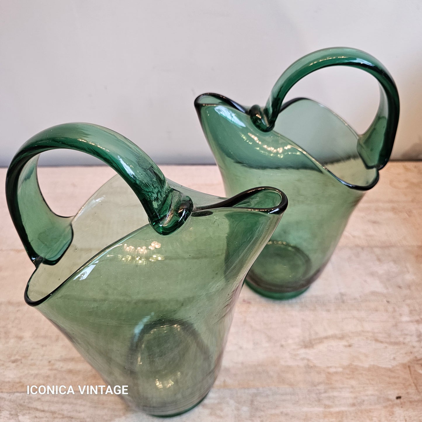 Pareja de jarras de cristal verde sopladas en boca