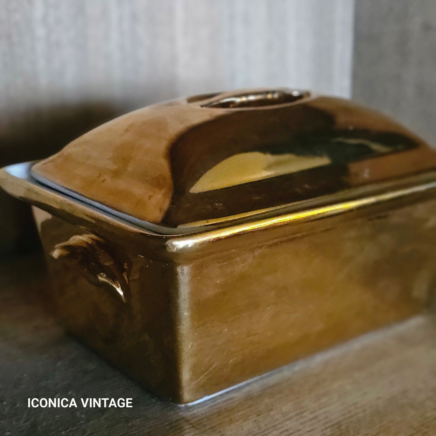 Recipiente rectangular de porcelana esmaltada en oro