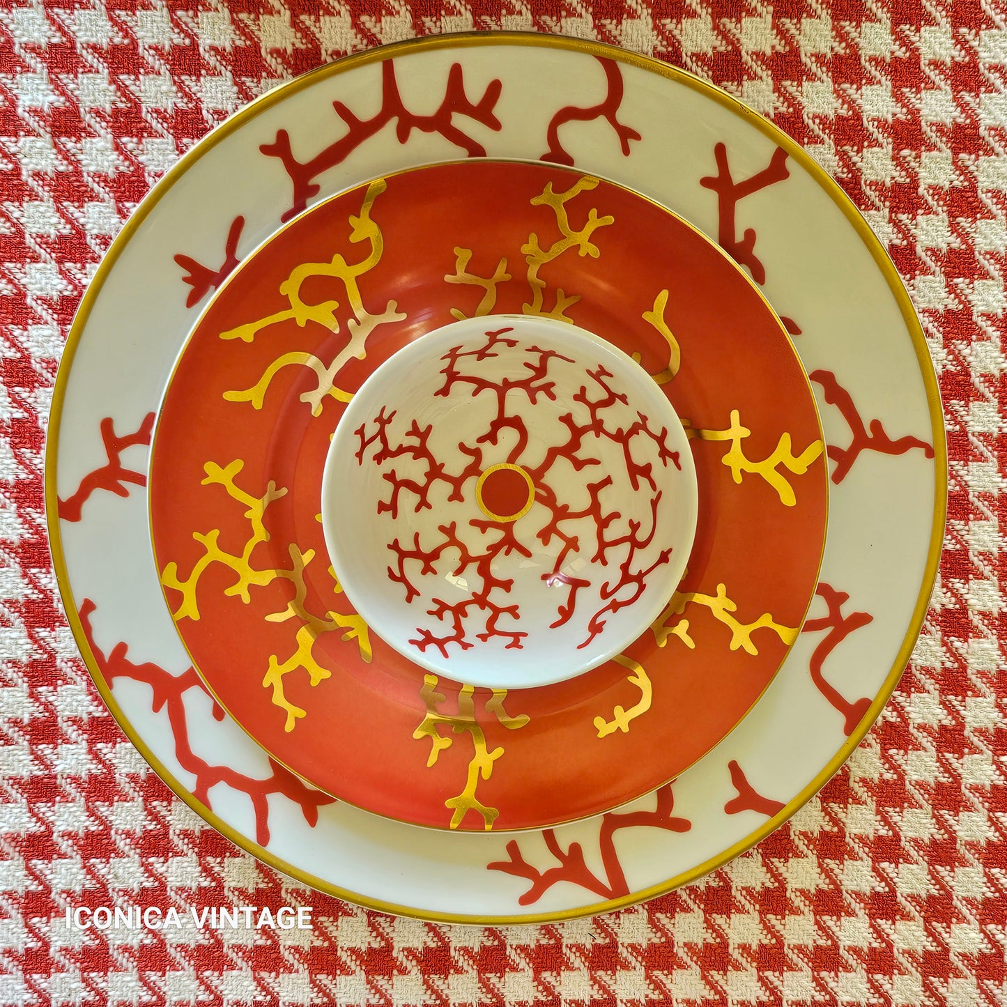 La vajilla coral rojo original de Alberto Pinto para 6