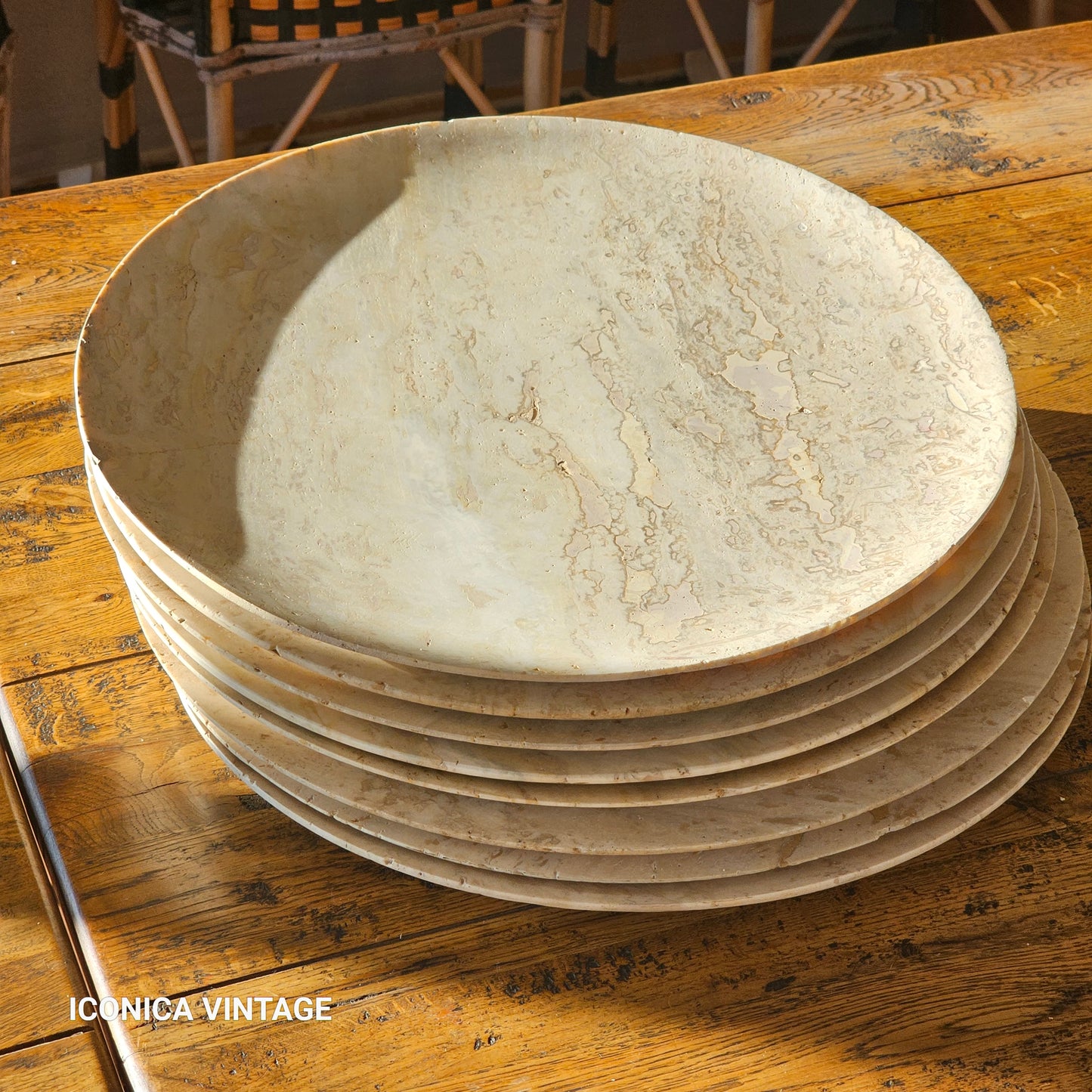 Bajoplatos de mármol travertino