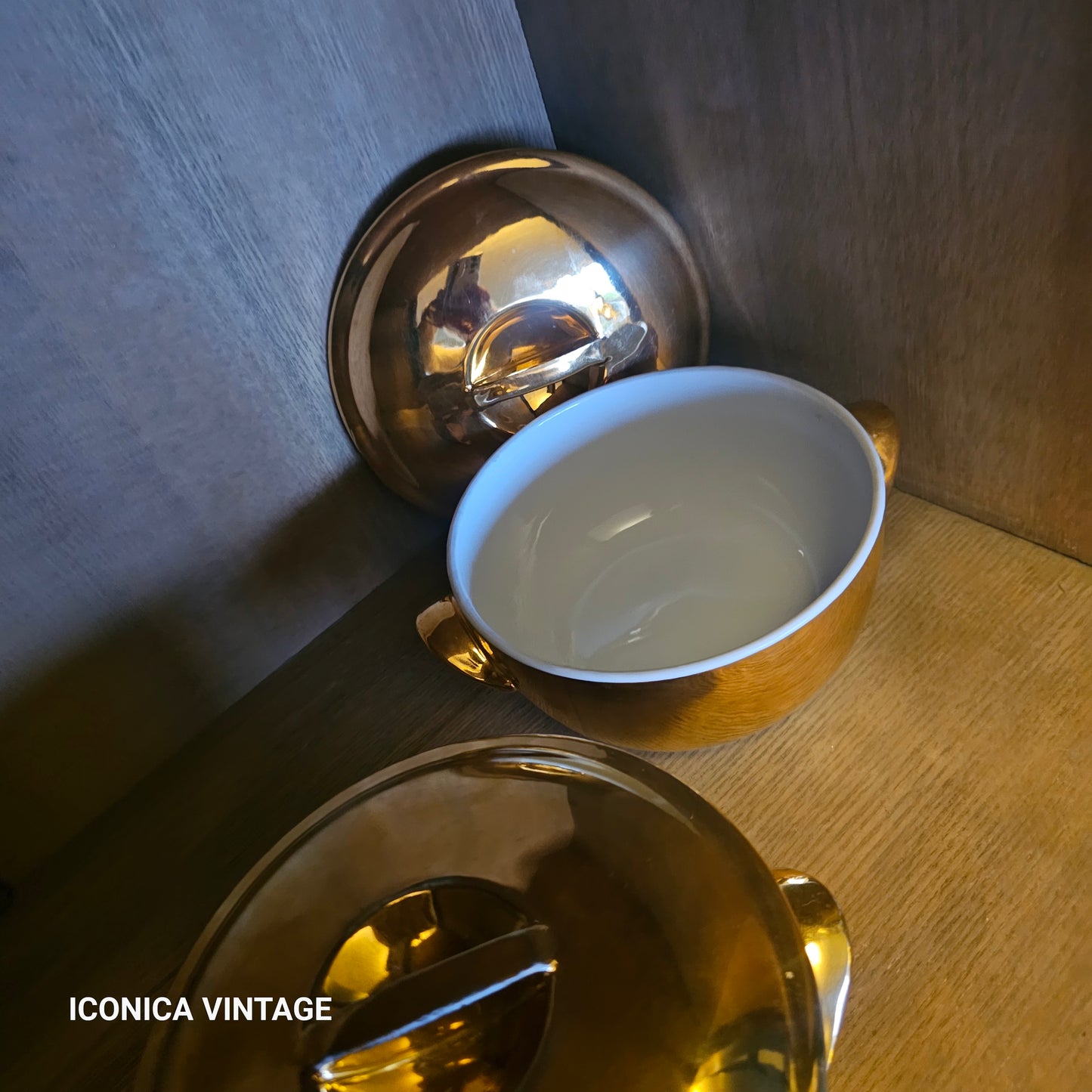 Set de dos recipientes pequeños de porcelana con tapa,  color oro