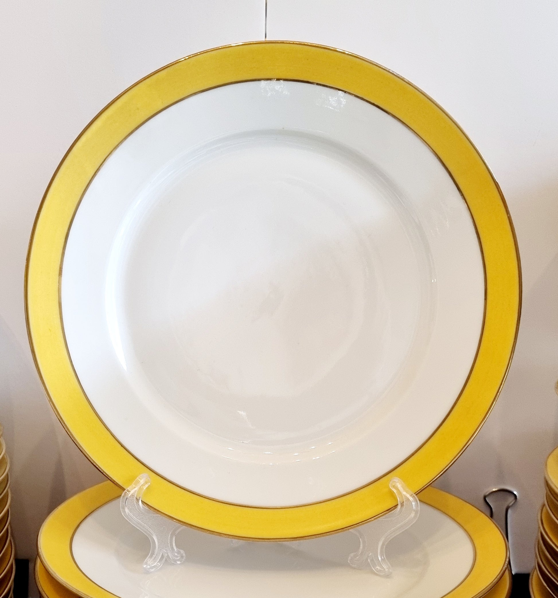 12 platos de porcelana francesa con ribete en amarillo y oro