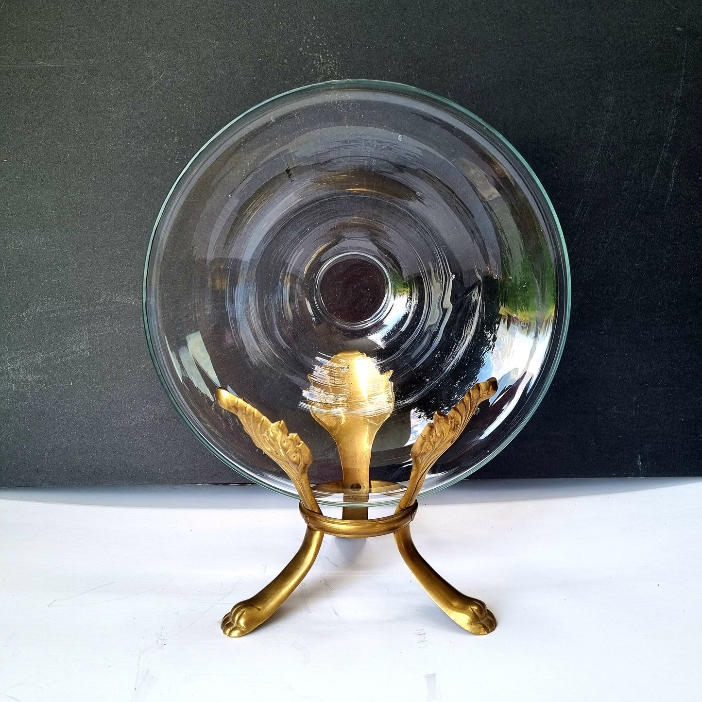 Copa de cristal sobre trípode en metal