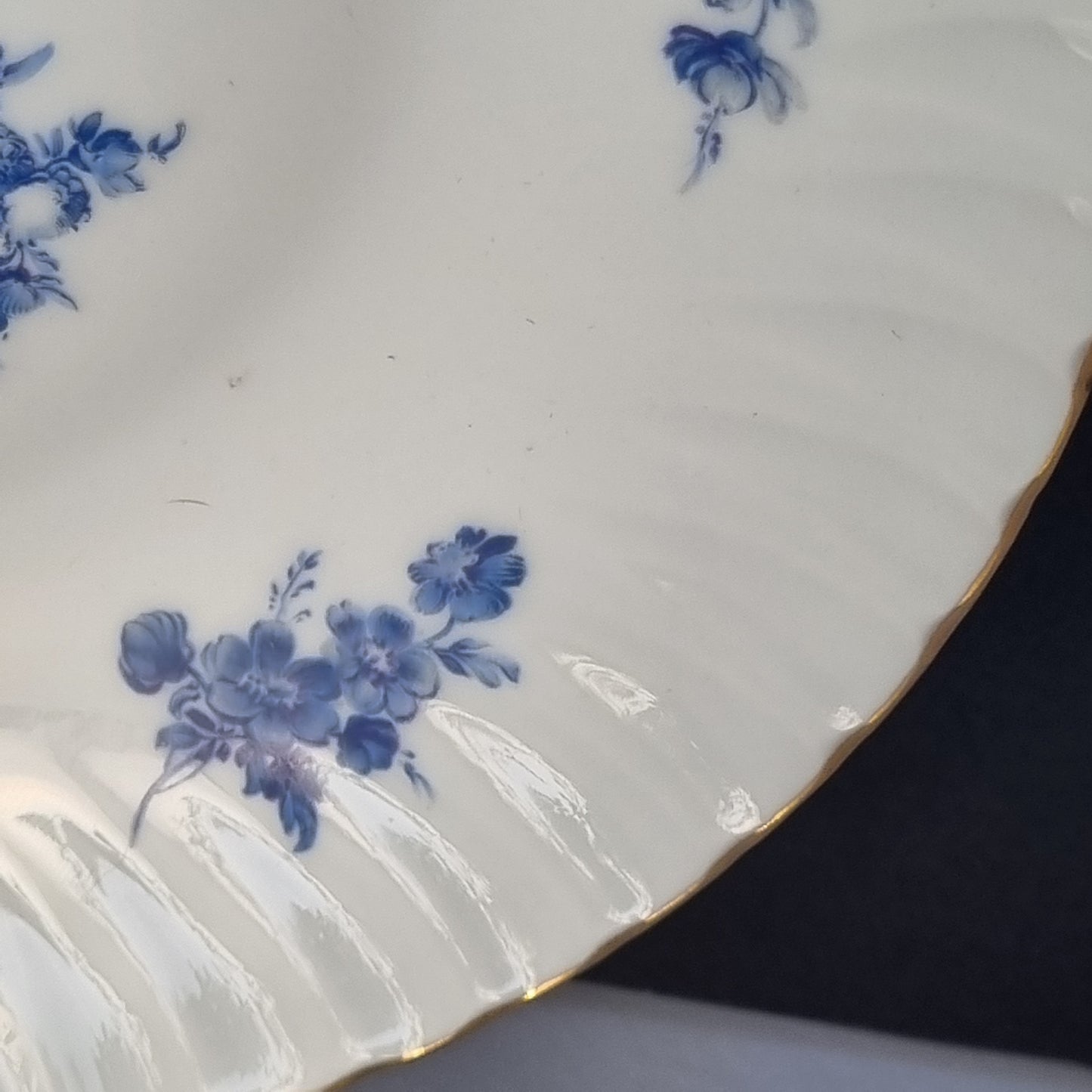 12 platos hondos de Limoges con flores azules