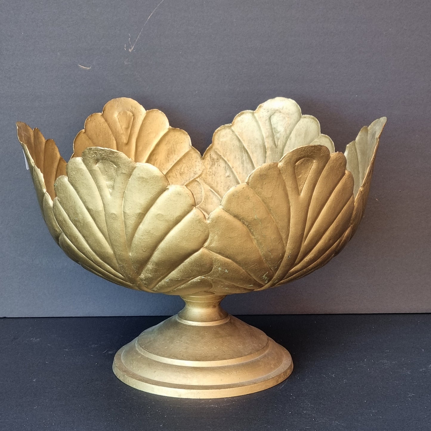 Copa con hojas en metal dorado