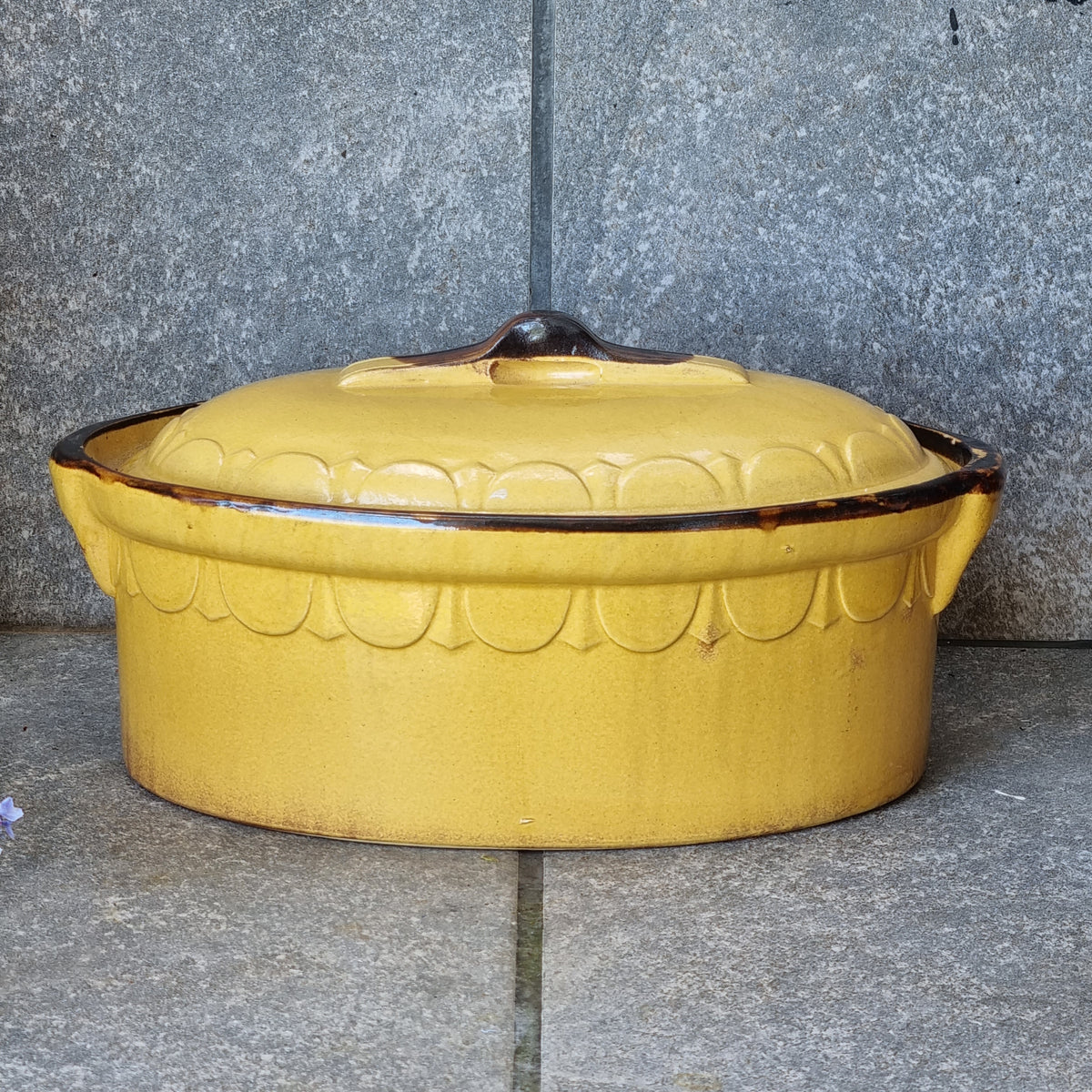 Cocotte antigua para el horno color mostaza